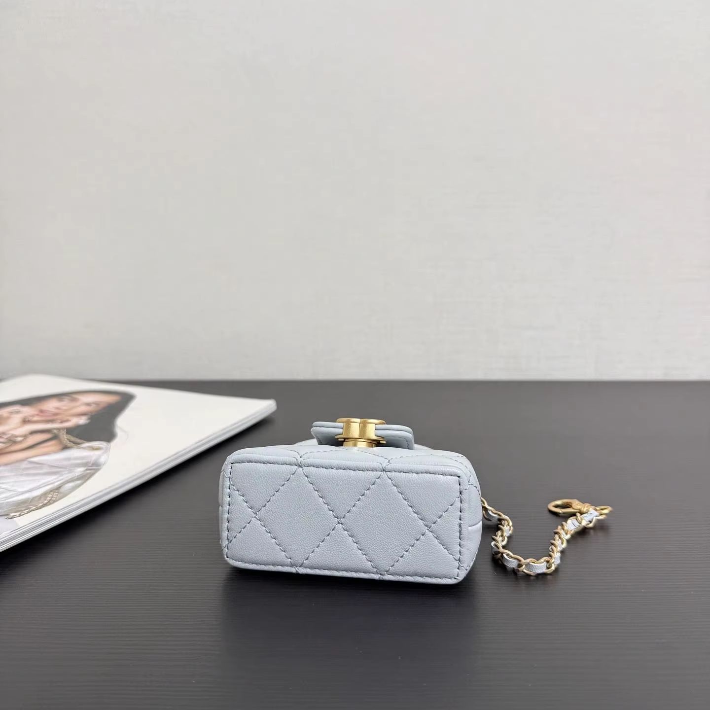 Chain Crossbody Quilted - Пастельно-голубая стеганая мини-сумка на цепочке для