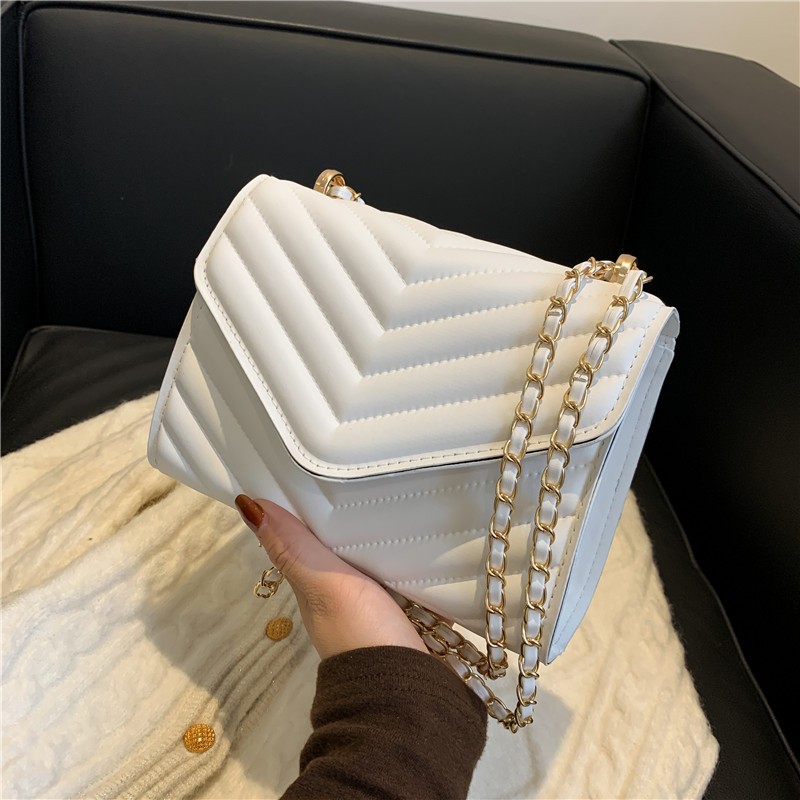 Женская бело-черная стеганая с – обзор и цена Chain Crossbody Quilted